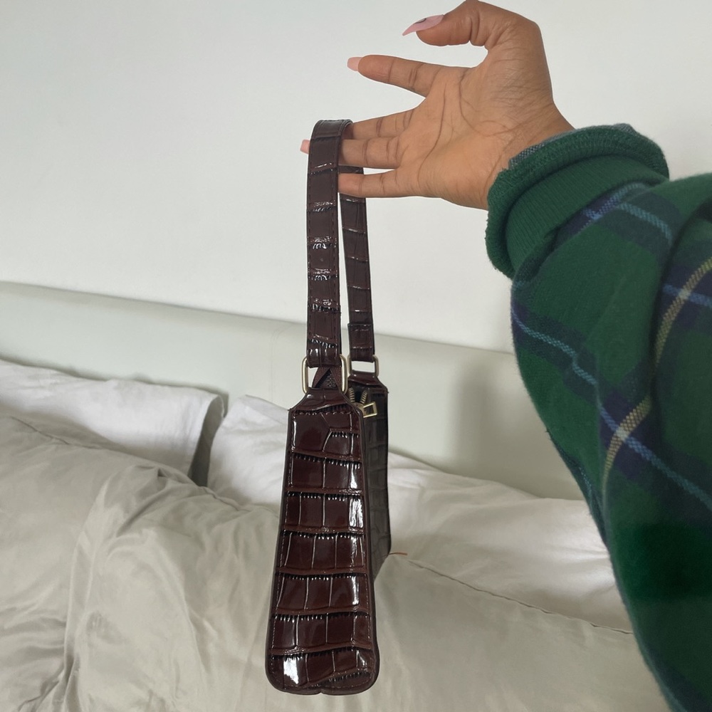 Brown shoulder bag for everyday look and great for going out